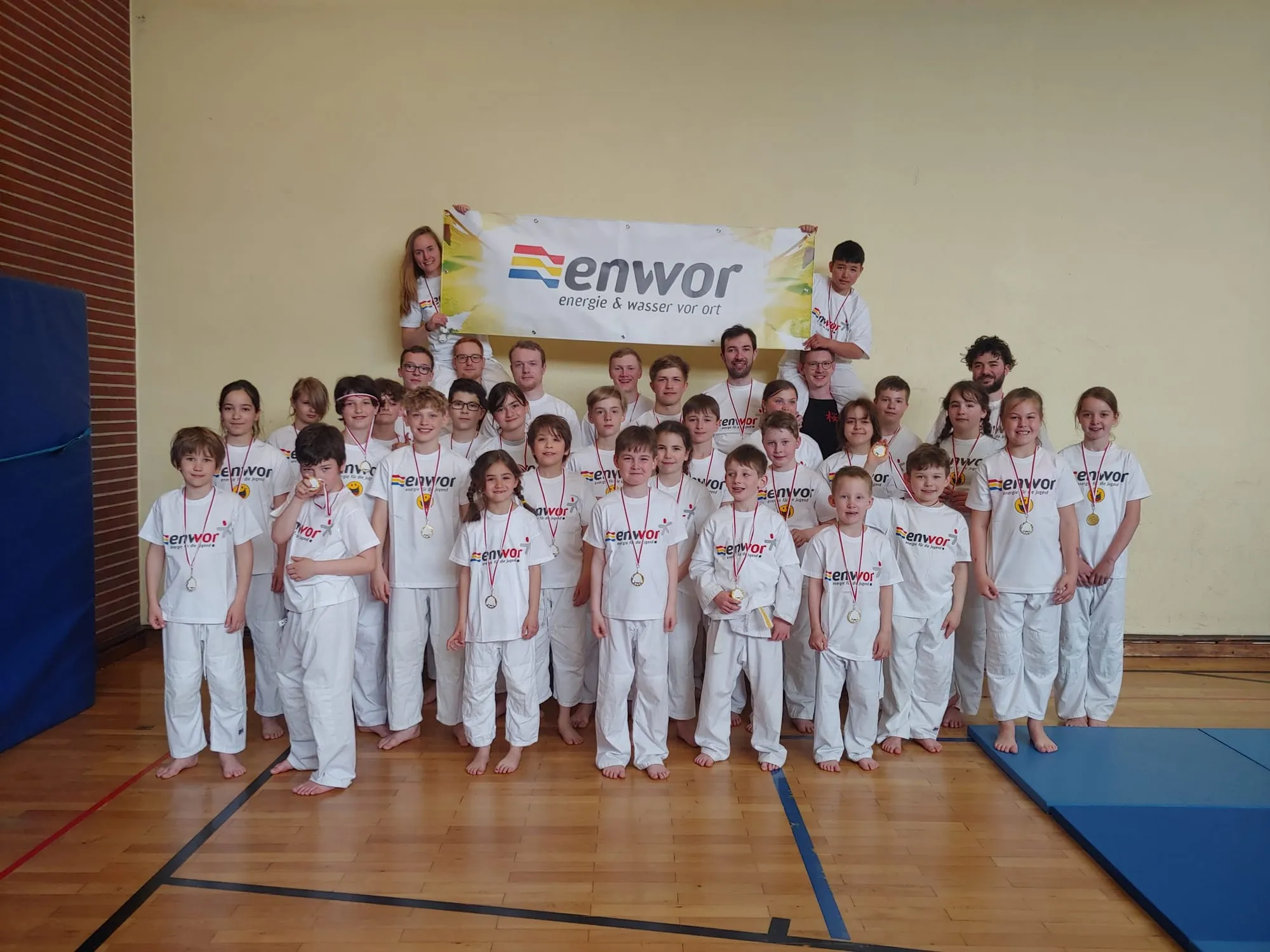 Gruppenfoto der Kämpferinnen und Kämpfer mit unseren Sponsor Enwor